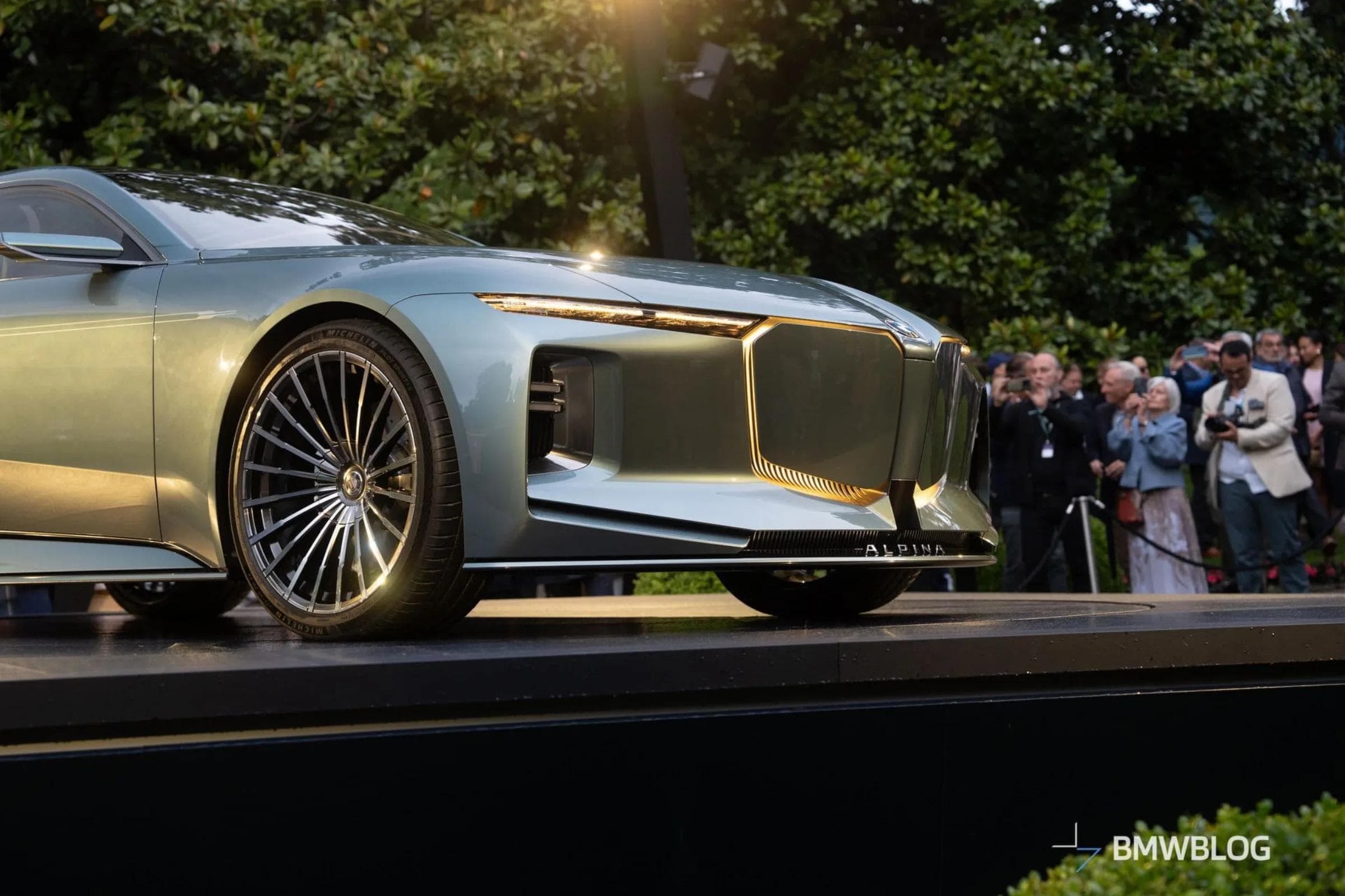 Vision BMW Alpina concept car front three-quarter view at Concorso d'Eleganza Villa d'Este 2026, long-bonnet four-seat grand tourer in heritage ALPINA Blue with twenty-spoke wheels and shark-nose front-end